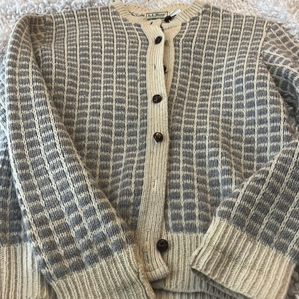 Ll bean vintage cardigan size medium 85 % wool.